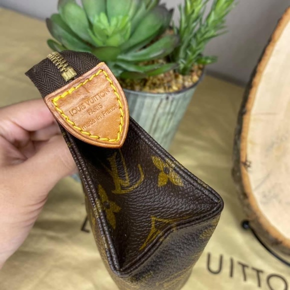 Authentic Louis Vuitton Toiletry 15 - Picture 2 of 8